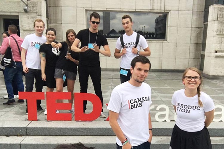 Online prenos TEDxBratislava, ktorý zabezpečovala Fakulta masmédií  PEVŠ,  si pozreli stovky ľudí z celého sveta