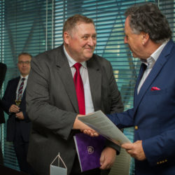 Dekan Fakulty ekonómie a podnikania, doc. Korauš a zástupci Slovensko-čínskej obchodnej komory.