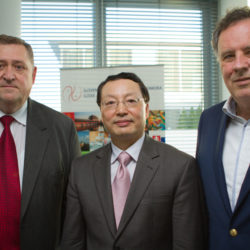 Dekan Fakulty ekonómie a podnikania, doc. Korauš a zástupci Slovensko-čínskej obchodnej komory.