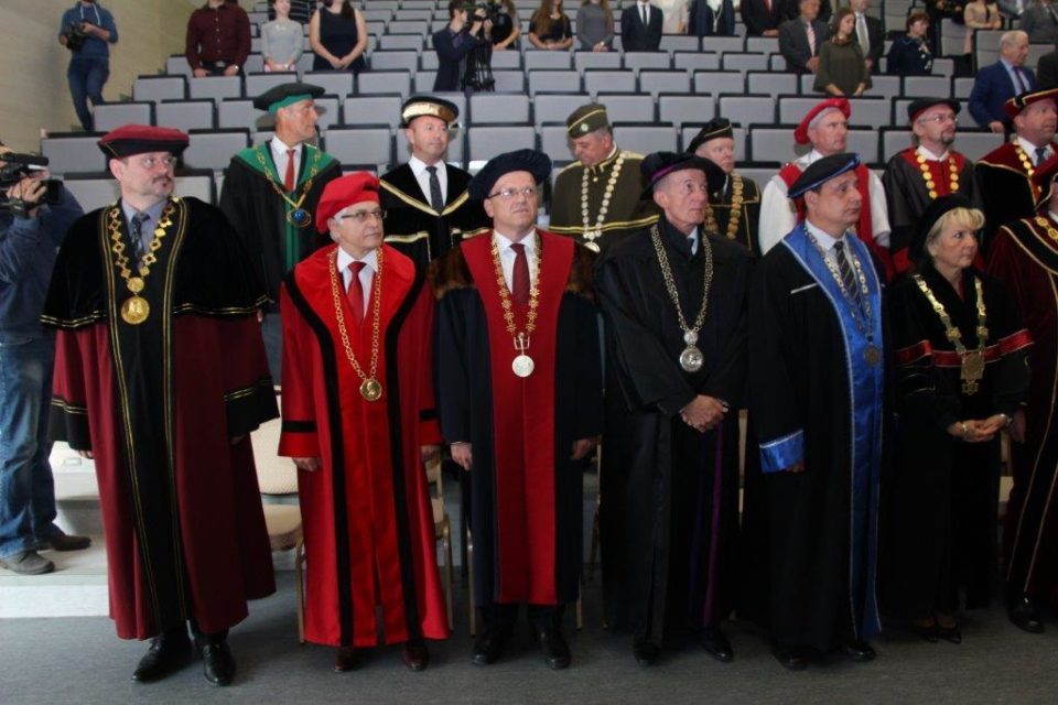 Na inaugurácii rektora Univerzity sv. Cyrila a Metoda (UCM) v Trnave zastupoval PEVŠ prorektor Ľudovít Hajduk, Cenu Jána Sambucusa dostala Božidara Turzonovová z Fakulty masmédií PEVŠ