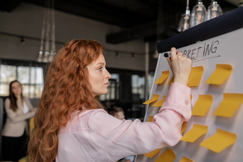 Vytváraj mediálne kampane a staň sa marketingovým guru. Študuj mediálnu komunikáciu na PEVŠ