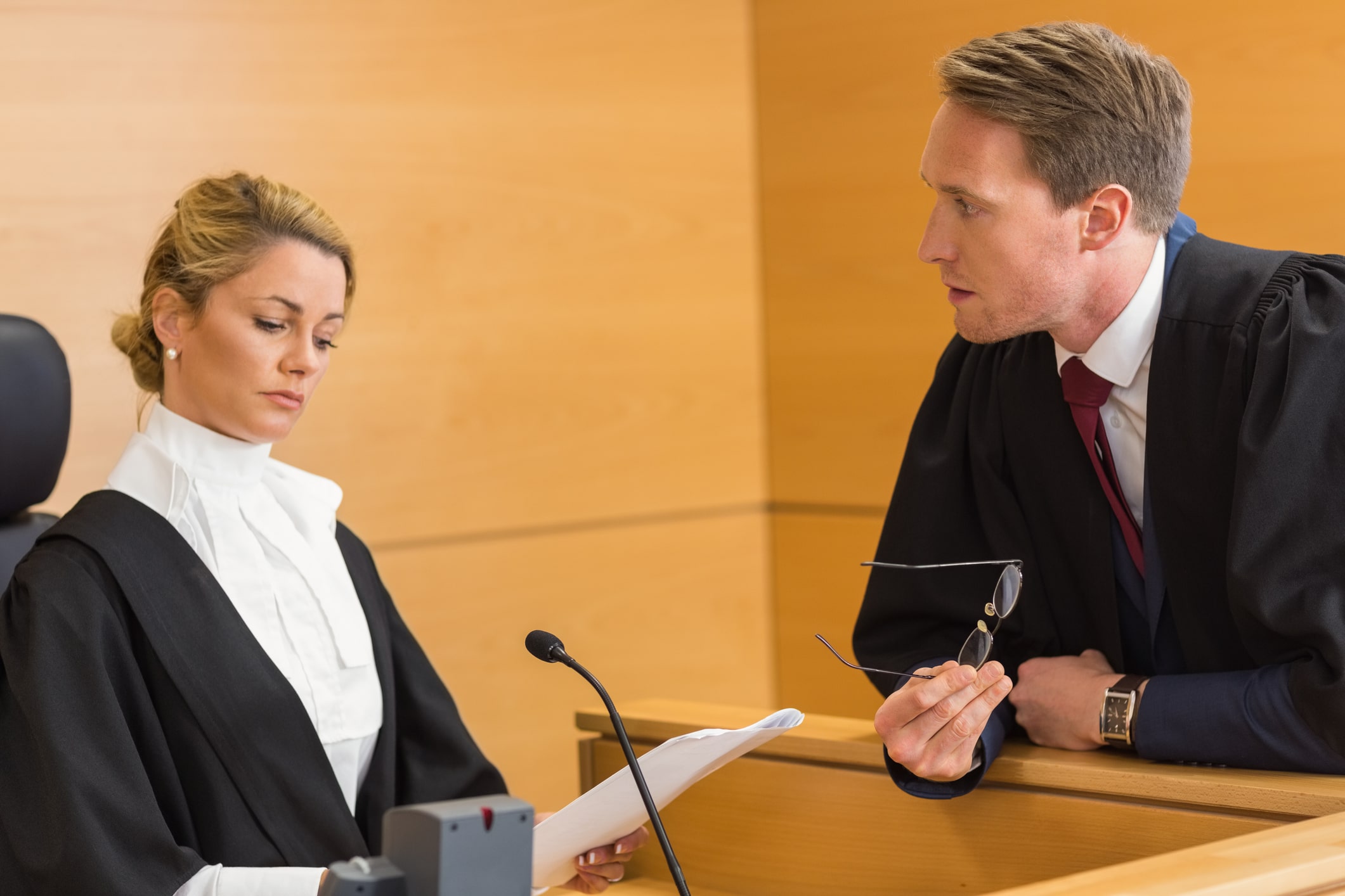 Law speak. Фотография выступление адвоката. Адвокат женщина в суде. Женщина выступает в суде. Секретарю суда.